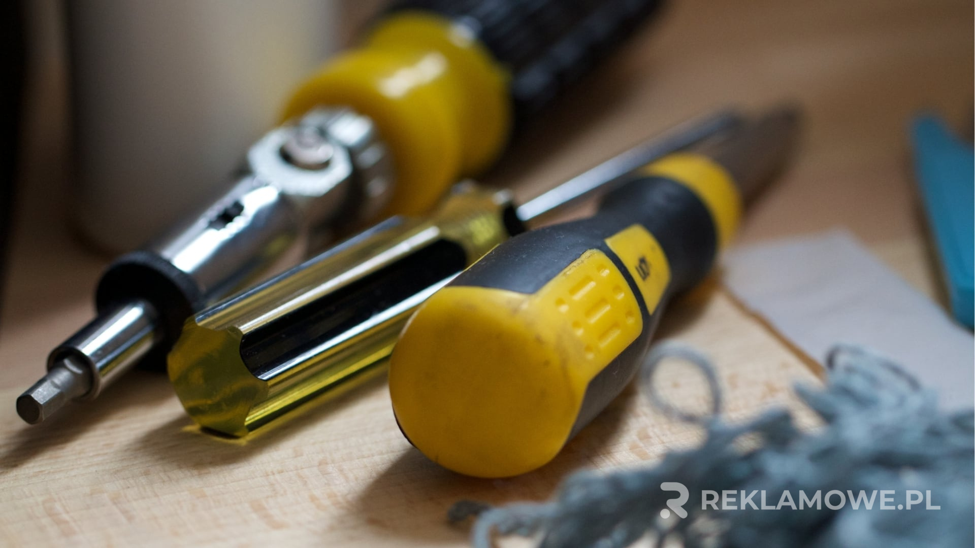 Ekologiczne śrubokręty reklamowe na tle drewna