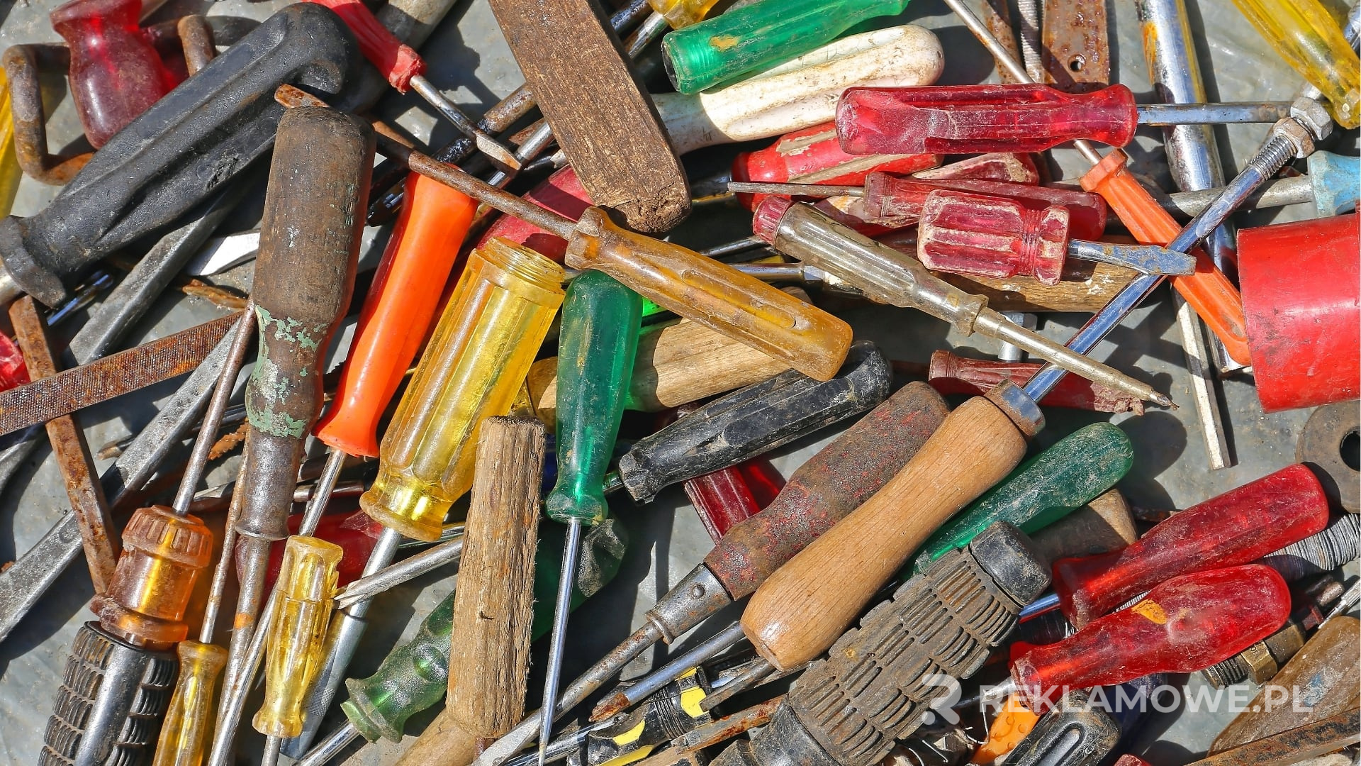 Nowoczesny śrubokręt w użyciu