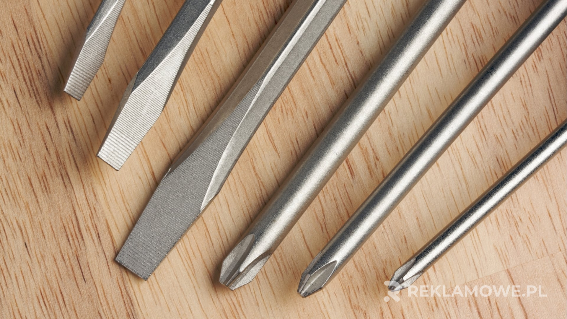 Nowoczesny śrubokręt z funkcjami dodatkowymi