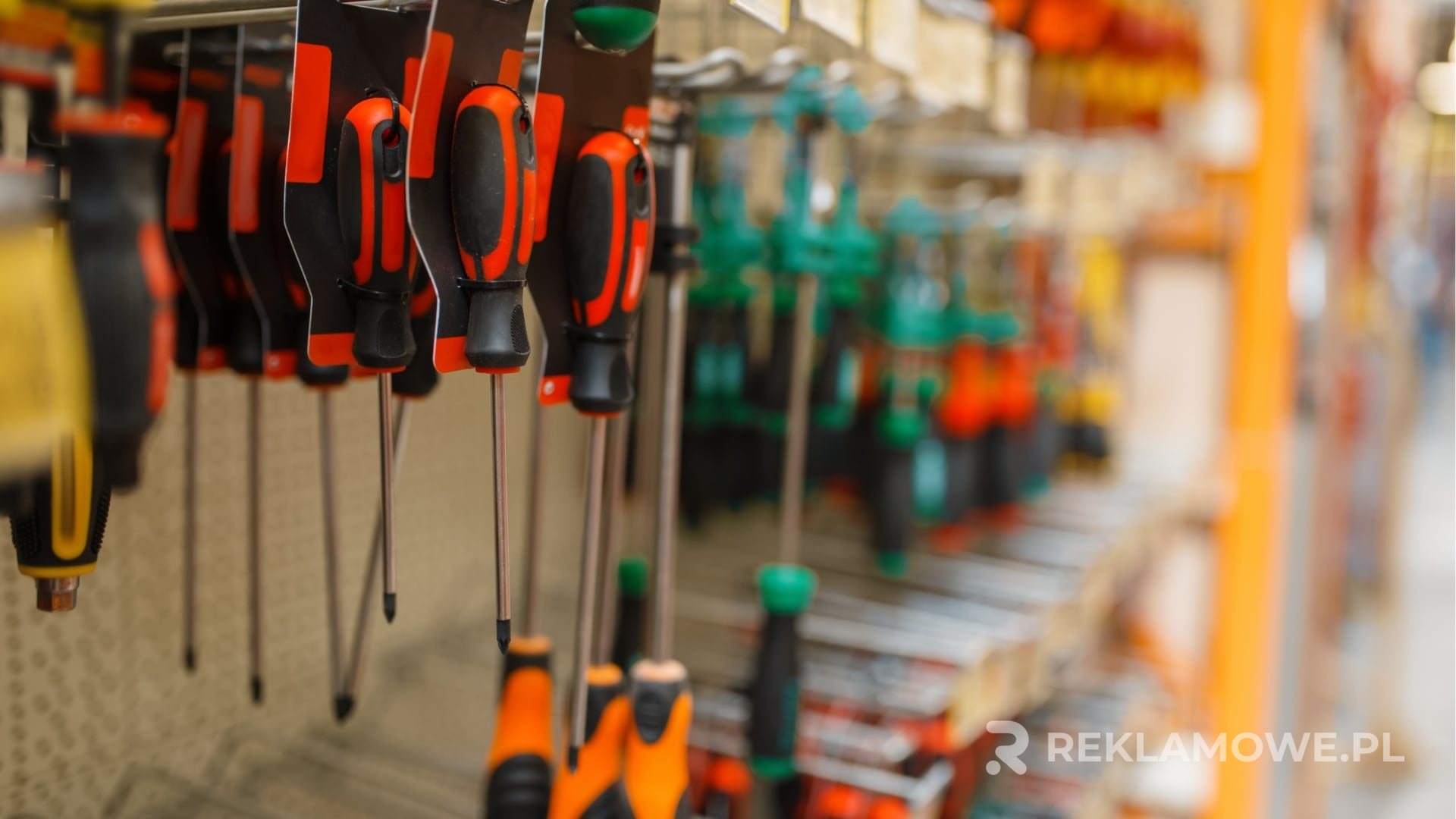 Śrubokręty reklamowe na stole