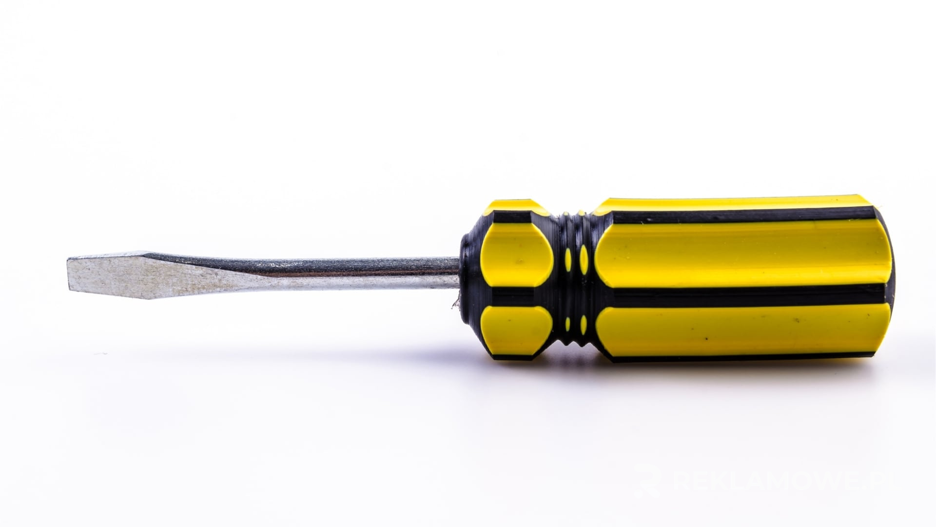 Personalizowany śrubokręt reklamowy na tle biurka