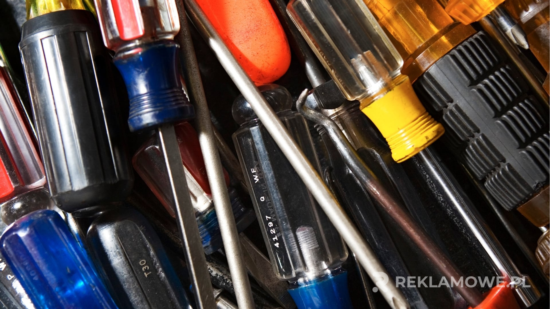 Śrubokręty różnych marek na stole