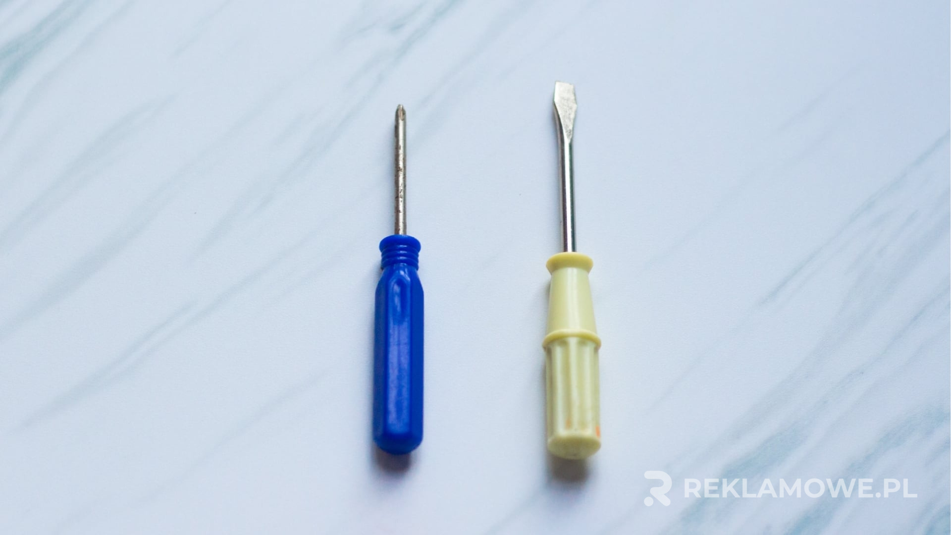 Śrubokręty reklamowe z 2025 roku na tle stołu roboczego