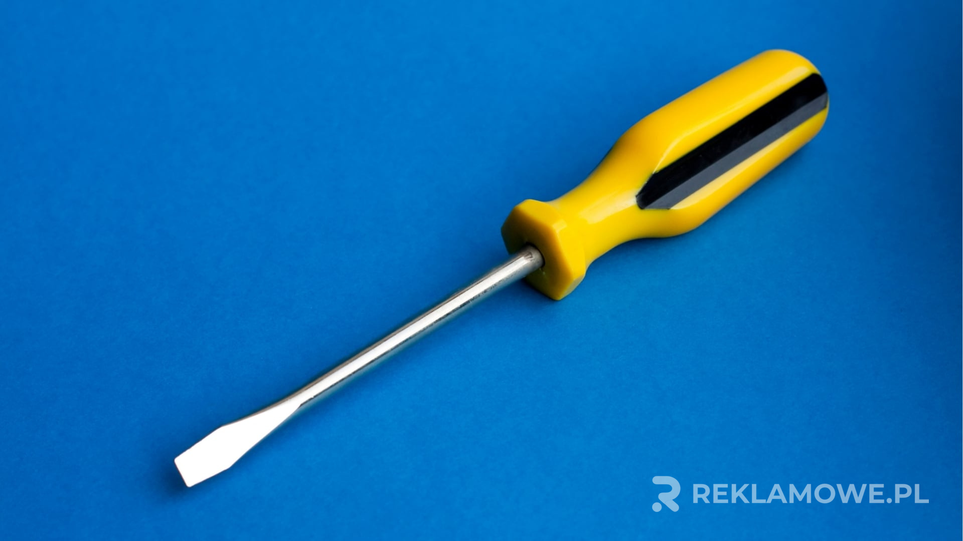 Idealny śrubokręt reklamowy – jak wybrać? Śrubokręt reklamowy na neutralnym tle