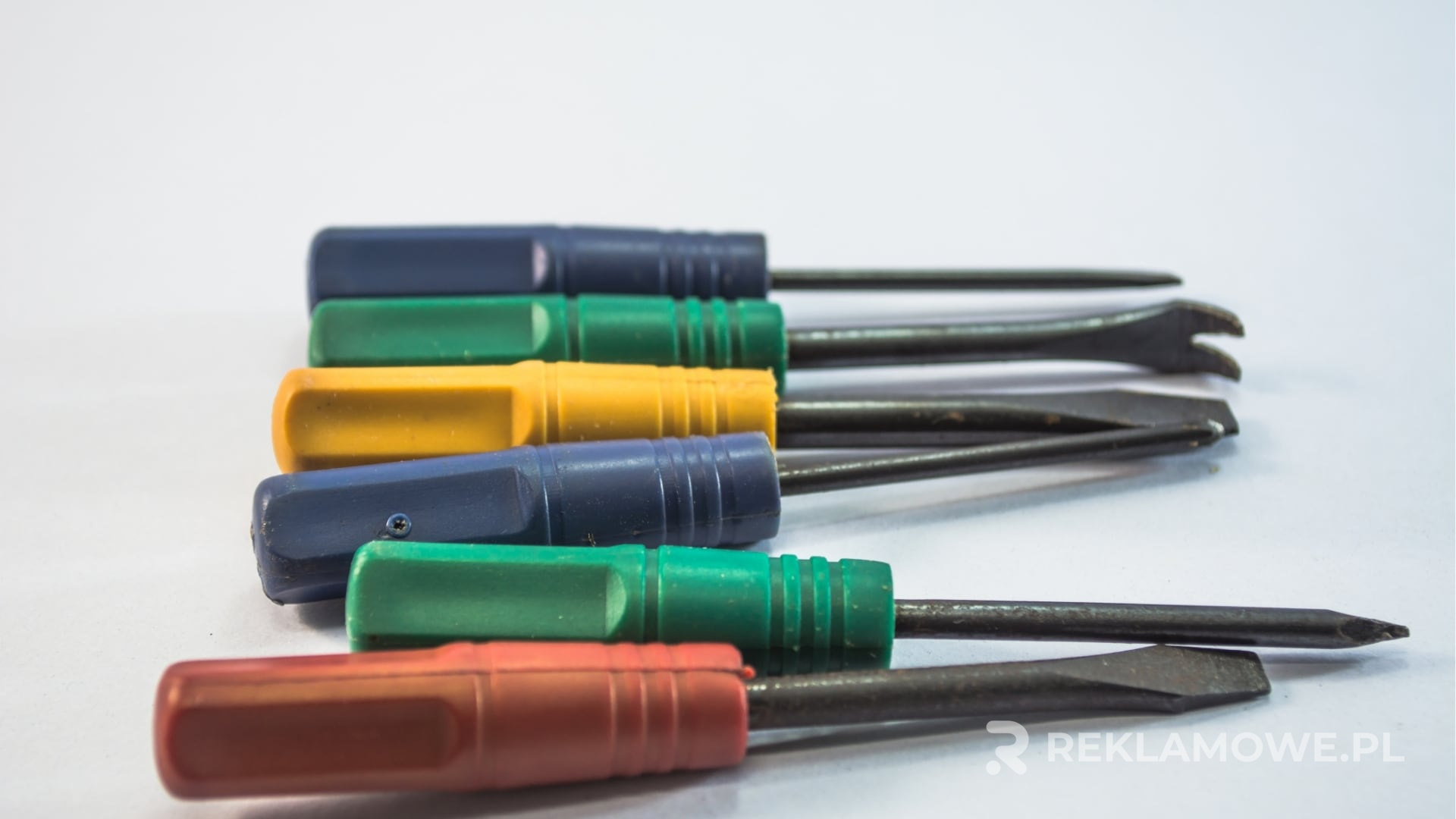 Nowoczesny śrubokręt na tle designerskim