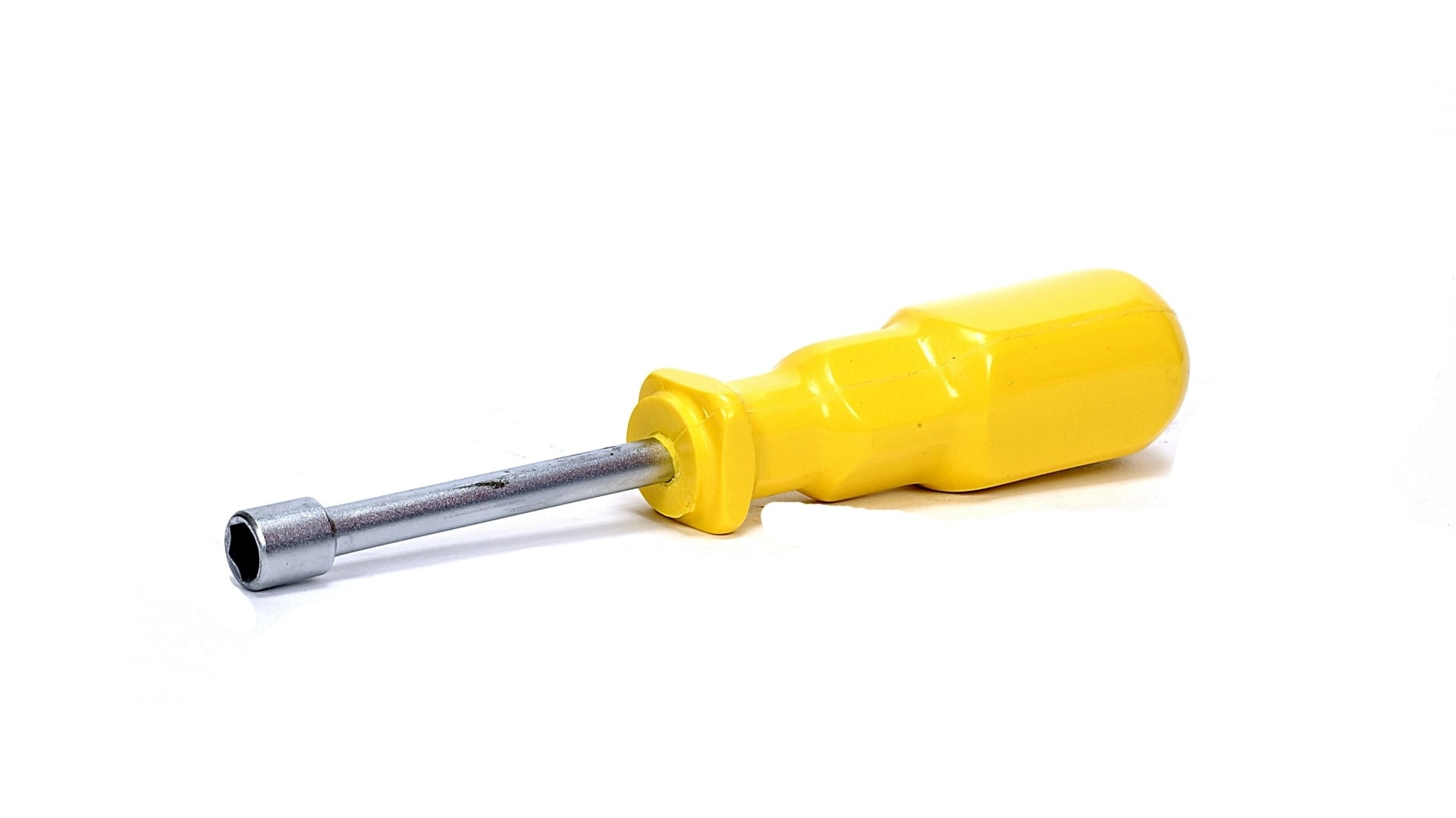 Śrubokręty reklamowe na tle różnych materiałów